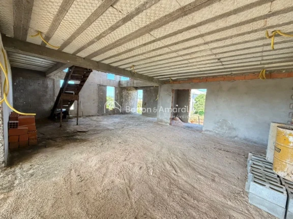 Imagem São 700 m² de construção, com arquitetura moderna,, localizada em um dos condomínios mais desej...