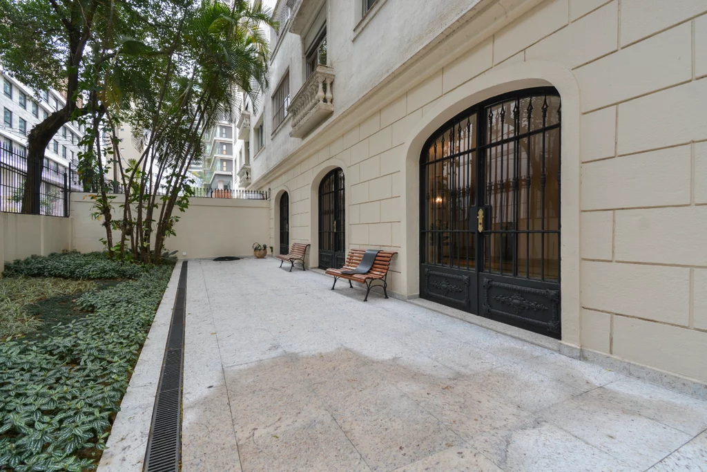 Imagem Apartamento à venda em São Paulo, Cerqueira C?(C)sar, com 3 quartos, 187m2