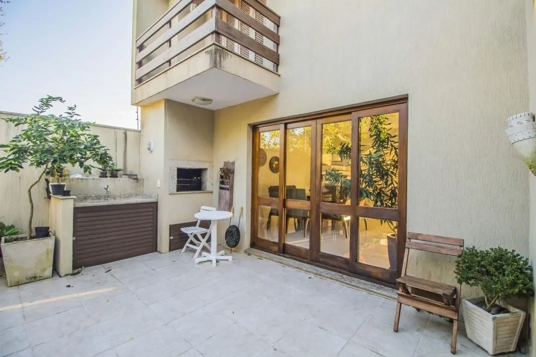 Imagem Casa com 3 Dormitórios, Sendo 1 com Closet, Sótão e Pátio em Condomínio