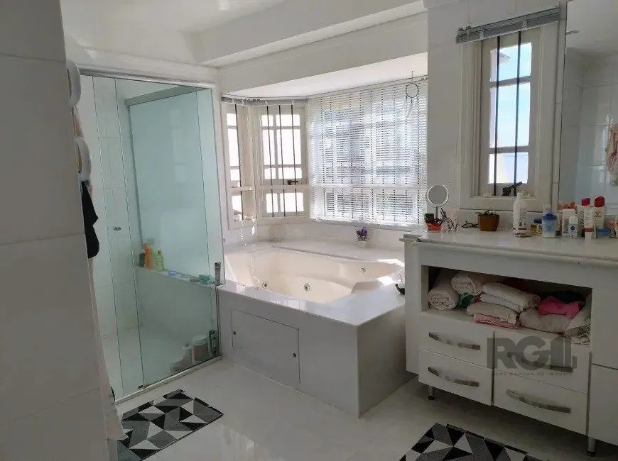 Imagem Casa de 307m² - 3 dormitórios, piscina, 4 vagas no bairro Espírito Santo