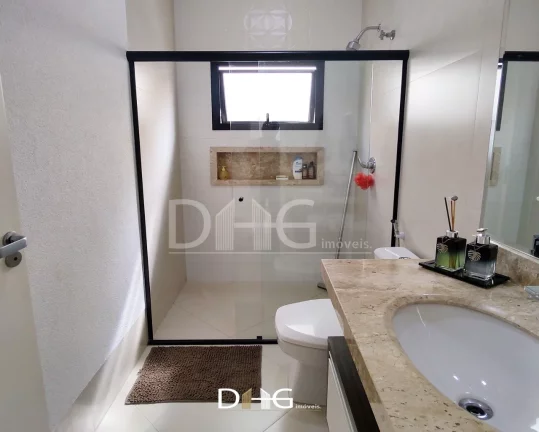 Imagem Casa de alto padrão térrea com 03 suítes, com ar condicionado, suíte master conta com closet, banheiro já com duas cubas e dois chuveiros;