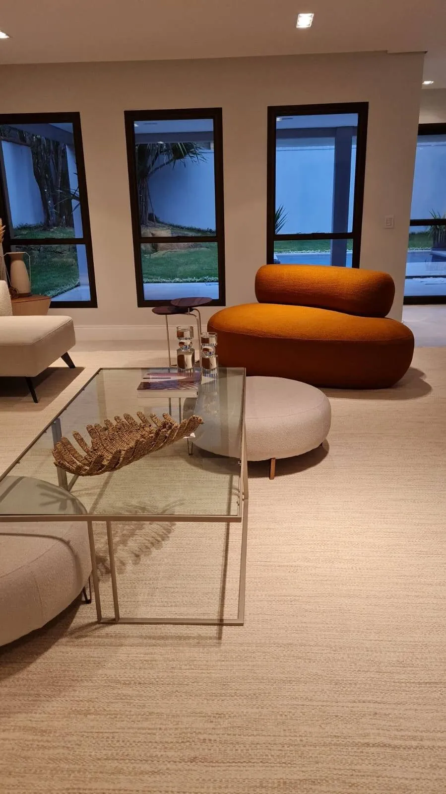 Imagem Casa Sobrado de 400m² de Área Construída Localizada no Alphaville Residencial 2!