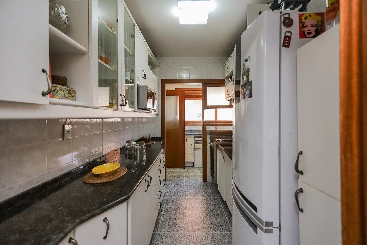 Imagem Apartamento com 3 dormitórios, suíte, 2 vagas e varanda com churrasqueira.