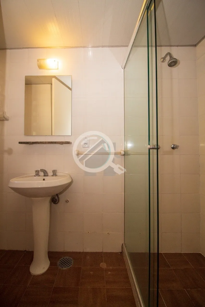 Imagem Studio totalmente mobiliado, com ar condicionado,uma cama de casal e duas camas de solteiro, banheir...