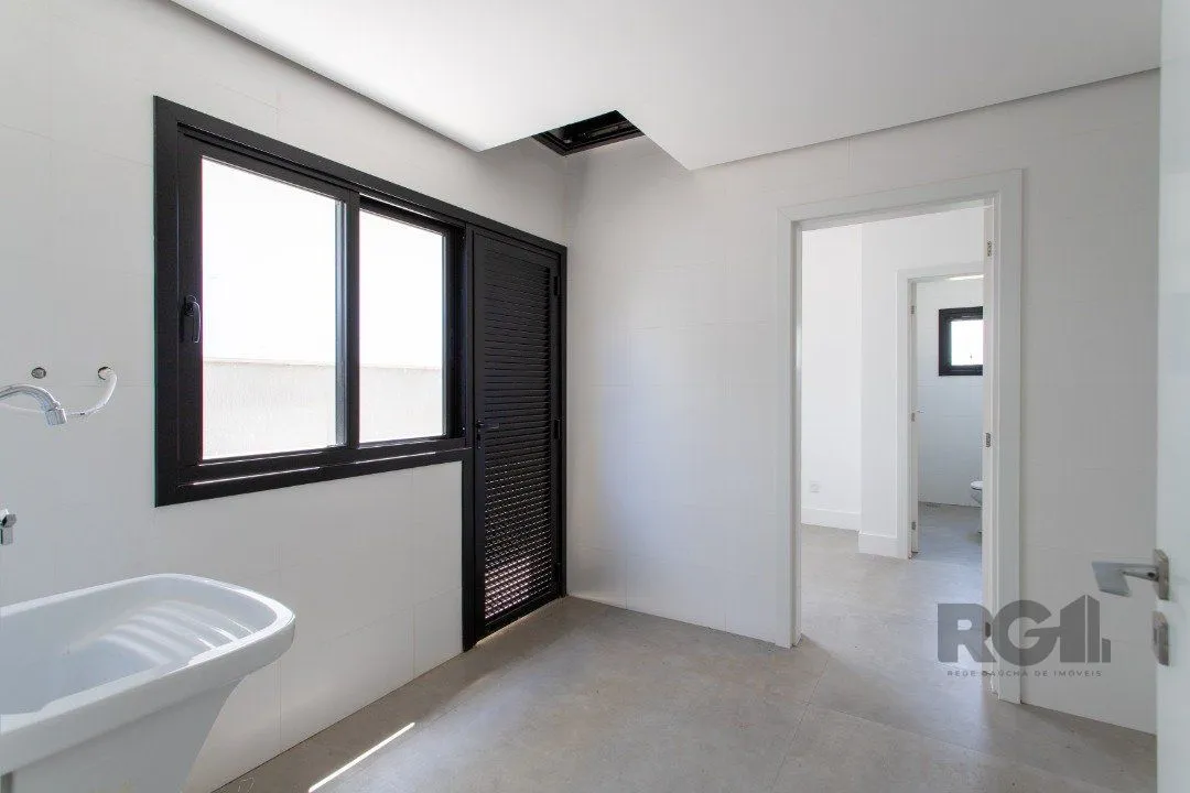 Imagem A Casa Le Mans, uma residência térrea de esquina com 389,48m2 de área coberta