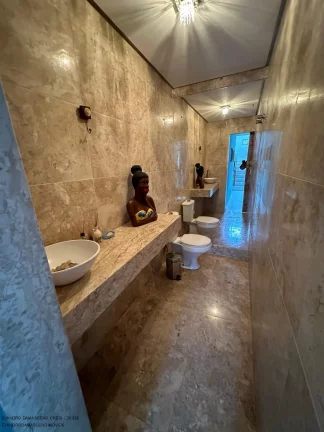 Imagem Alugue uma casa de luxo em condomínio exclusivo em Catu de Abrantes, Camaçari-BA! 5 quartos, 5 suítes, 3 salas, 2 banheiros, 2 vagas de garagem e 300m² de área.