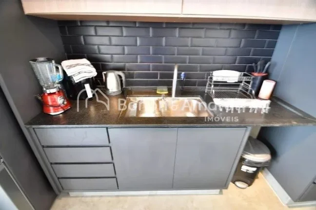 Imagem Esta elegante residência, construída há apenas 2 anos, está situada em um terreno de 450m² e po...