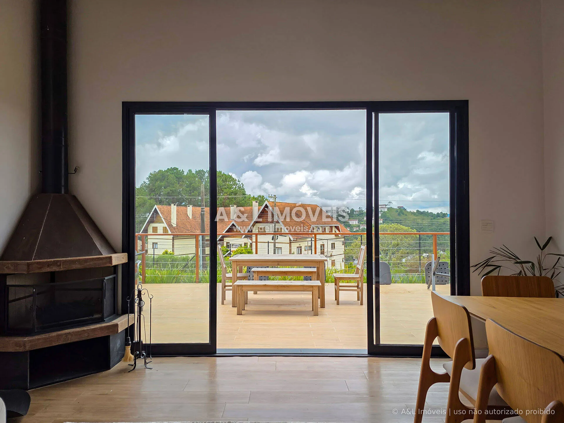 Imagem Casa em Campos do Jordão | 4 Suítes, Porteira Fechada e Vista para o Vale