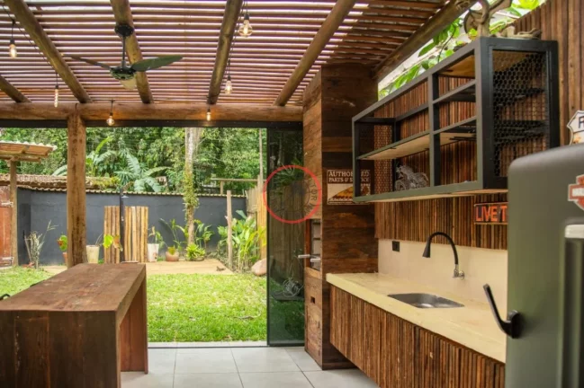 Imagem CASA NO SERTÃO DE CAMBURI, COM 3 DORMÍTORIOS, SENDO UMA SUÍTE, SALA AMPLA, AREA GOURMET, JARDIM EM TERRENO DE 405 MT