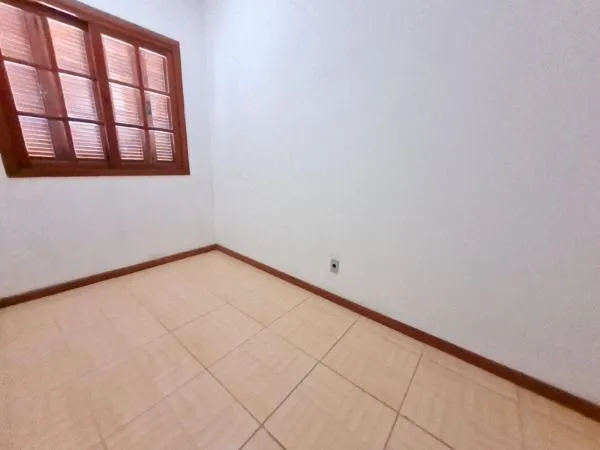 Imagem Casa de 3 dormitórios, apenas uma quadra da Av. Edgar Pires de Castro