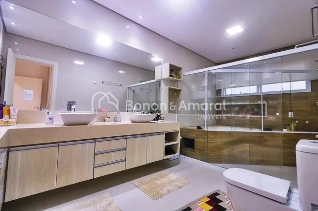 Imagem Este imóvel apresenta um projeto que privilegia a privacidade e o conforto, oferecendo ambientes am...