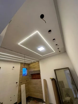 Imagem Apresentamos uma casa extraordinária, com 5 pavimentos e elevador, 3 suítes e uma master , toda climatizada, projetada com refinados toques de arquitetura e design de interiores assinados por Verônica Theodorico. Esta residência nova oferece um estilo de 