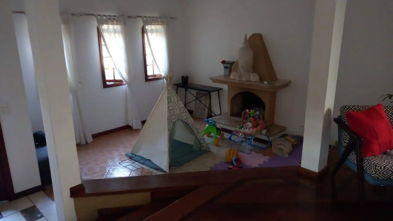 Imagem Casa Sobrado de 320m² Localizada no Condomínio Morada dos Pinheiros!
