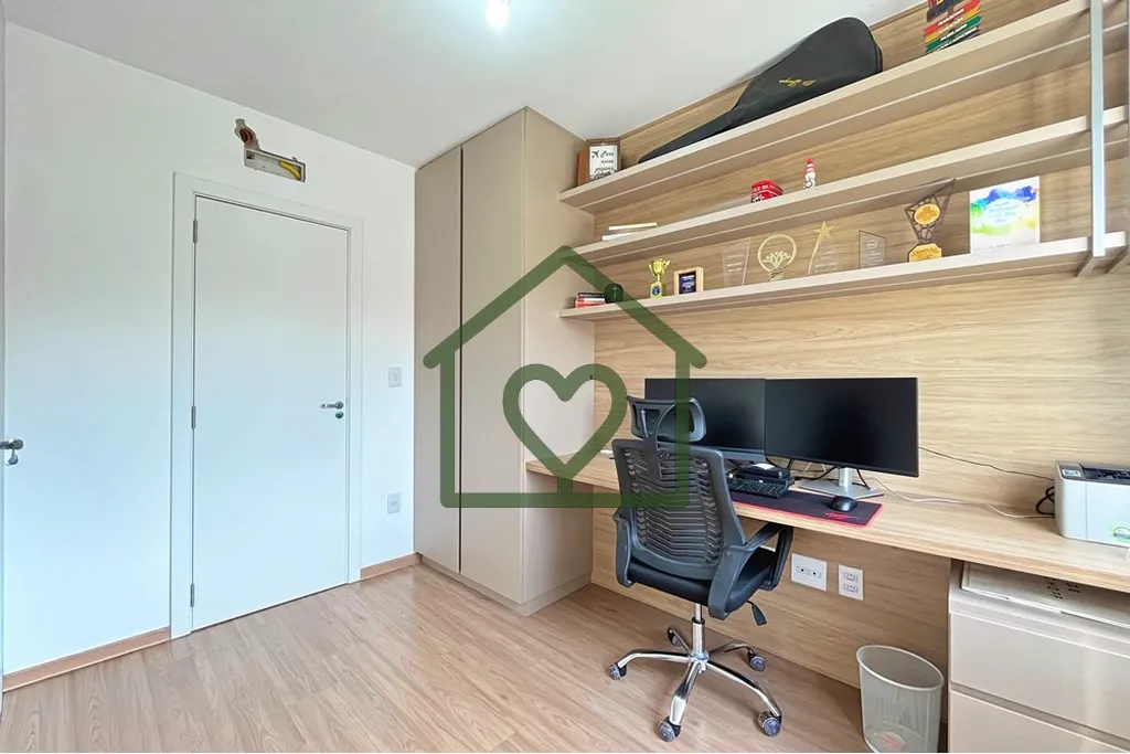 Imagem Este belo sobrado de 96m² oferece 3 dormitórios, incluindo 1 suíte com sacada. 
 A área social c...