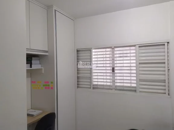 Imagem Casa à venda no bairro Conjunto Costa Telles I, Uberaba - 3 quartos e 4 vagas de garagem!