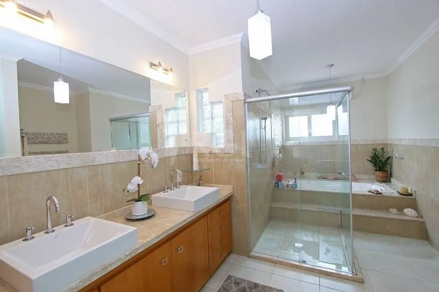 Imagem EXCELENTE CASA COM 4 DORMITÓRIOS, 6 VAGAS DE GARAGEM E VISTA PANORÂMICA.