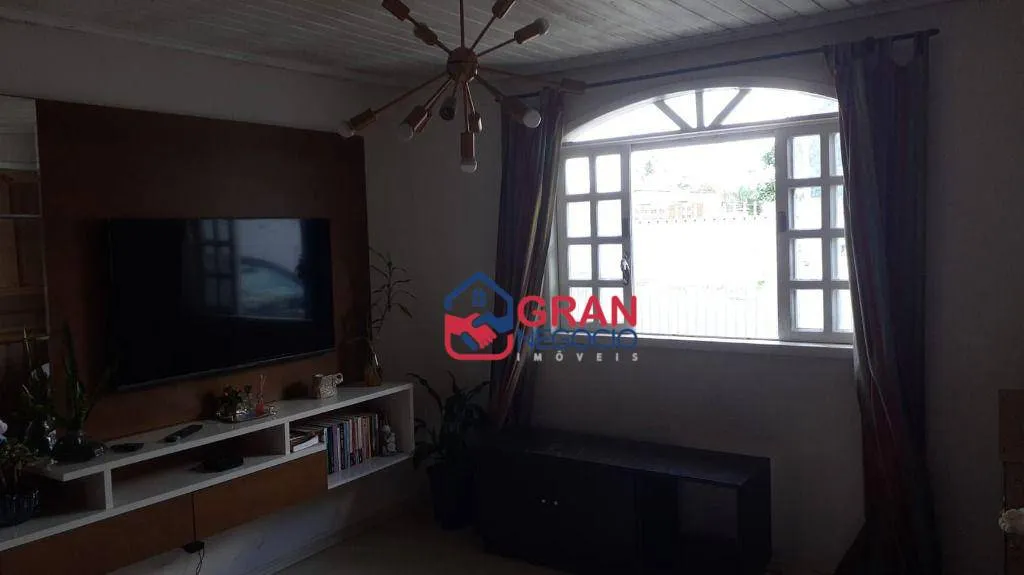 Imagem Casa com 2 Quartos, 3 Banheiros, Barracão e Casa nos Fundos com Entrada Independente