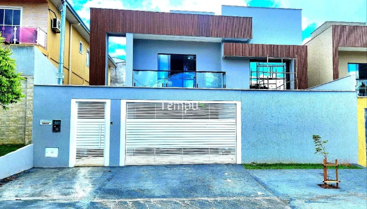 Imagem Sobrado de alto padrão, 4 suites plenas, uma com closet, piscina e área gourmet, no bairro Setor Jaó, em Goiânia-GO