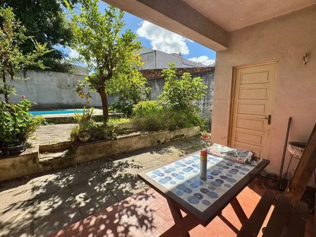 Imagem Casa de 5vquartos e 3 vagas de garagem no bairro Santana em Porto Alegre