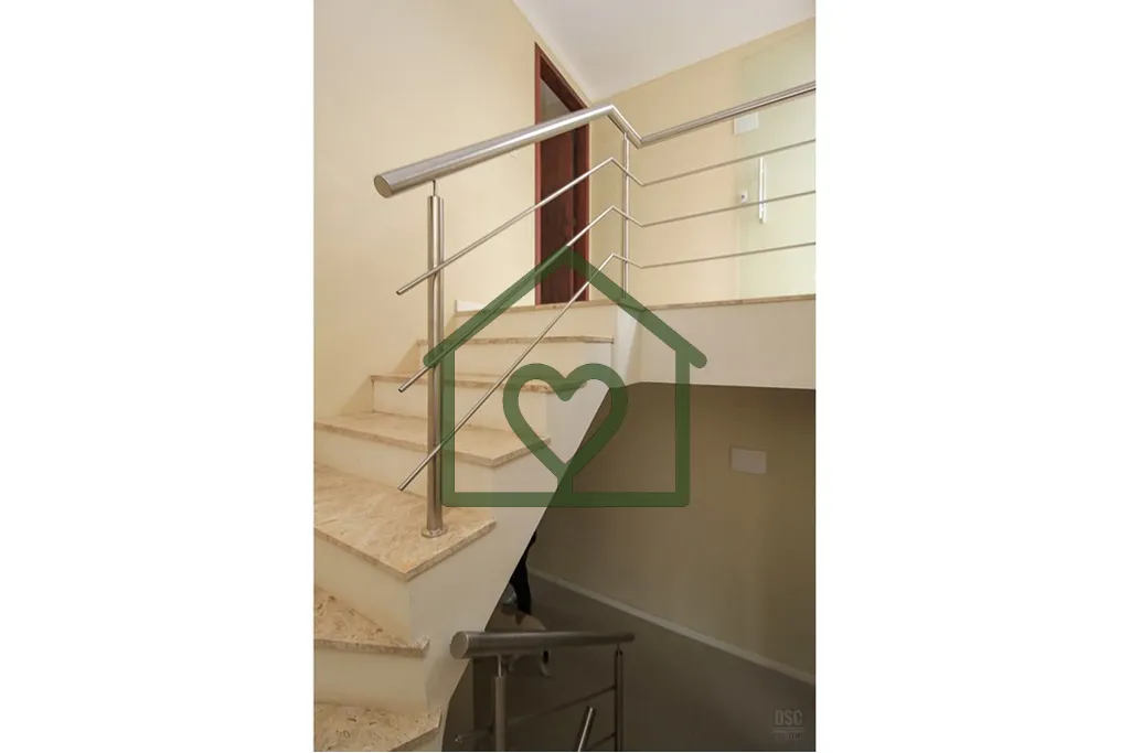 Imagem Excelente Oportunidade de sobrado com frente leste e fundos oeste, piso de porcelanato, escadas reve...