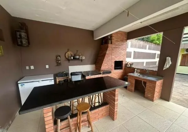 Imagem Ótima casa no bairro Jardim Lindóia, com 4 quartos, pátio amplo e área com churrasqueira