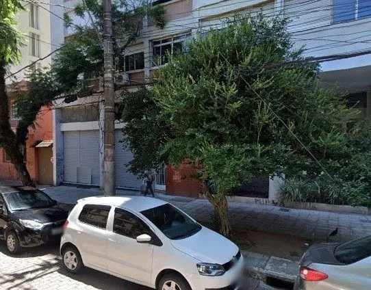 Imagem MÁFFER IMÓVEIS ALUGA LOJA COMERCIAL COM MEZANINO - BAIRRO CIDADE BAIXA Localização privilegiada, em uma das áreas mais movimentadas da Cidade Baixa, com grande fluxo de pedestres e veículos.