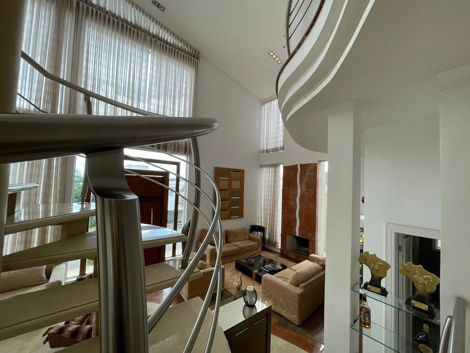 Imagem Casa de luxo à venda no Valville 2, Alphaville, 647 m², 4 suítes, piscina, 2 lotes, pé-direito duplo e lazer completo.