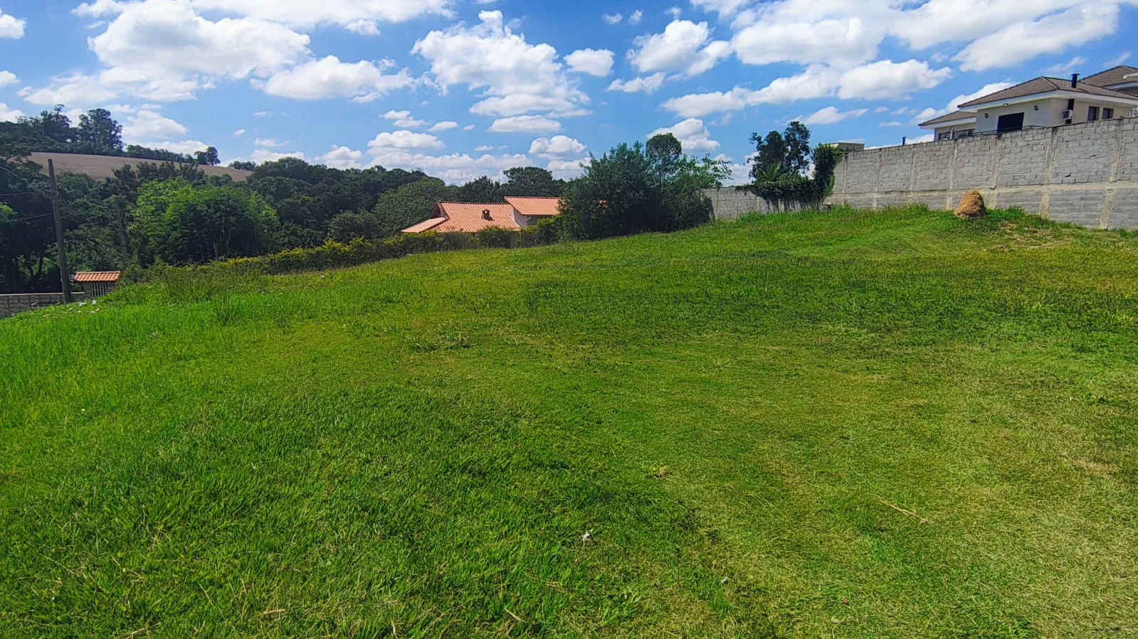 Imagem Terreno de 800m² com Vista para o Lago no Condomínio Village da Serra - Araçoiaba da Serra-SP