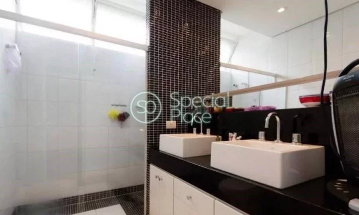 Imagem Apartamento com 238m² no Jardim América. São 4 dormitórios ( 1suíte ) e 1 vaga na garagem. Loca...