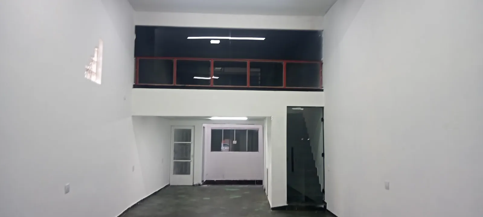 Imagem Salão Comercial de 150 m² | Mezanino | 2 banheiros | 2 cômodos com pia | 1 cômodo nos fundos | Avenida São Paulo, Zona Leste de Sorocaba/SP