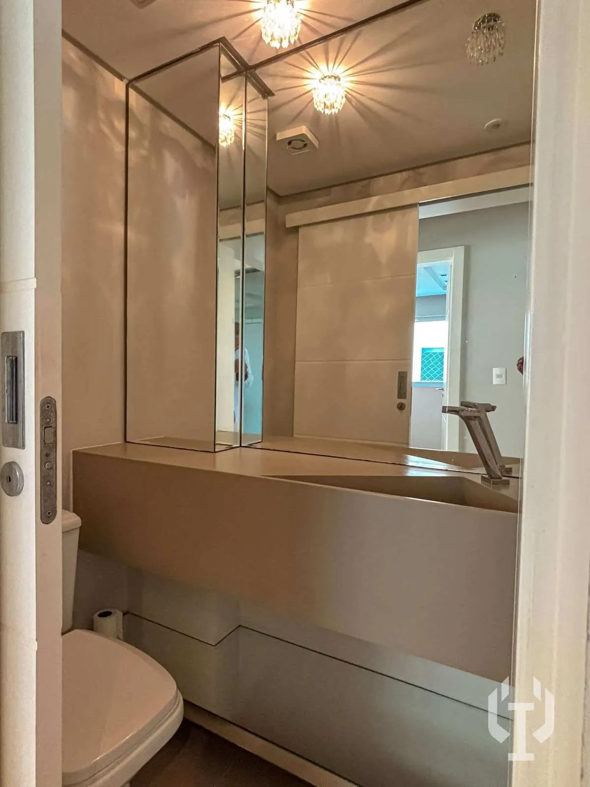 Imagem Apartamento de 2 suítes e 2 vagas de garagem em Meia Praia