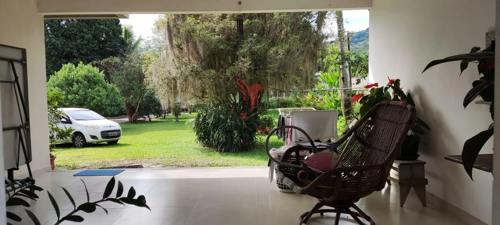 Imagem Casa com 4 Dormitórios com sacadas, sala e terreno grande