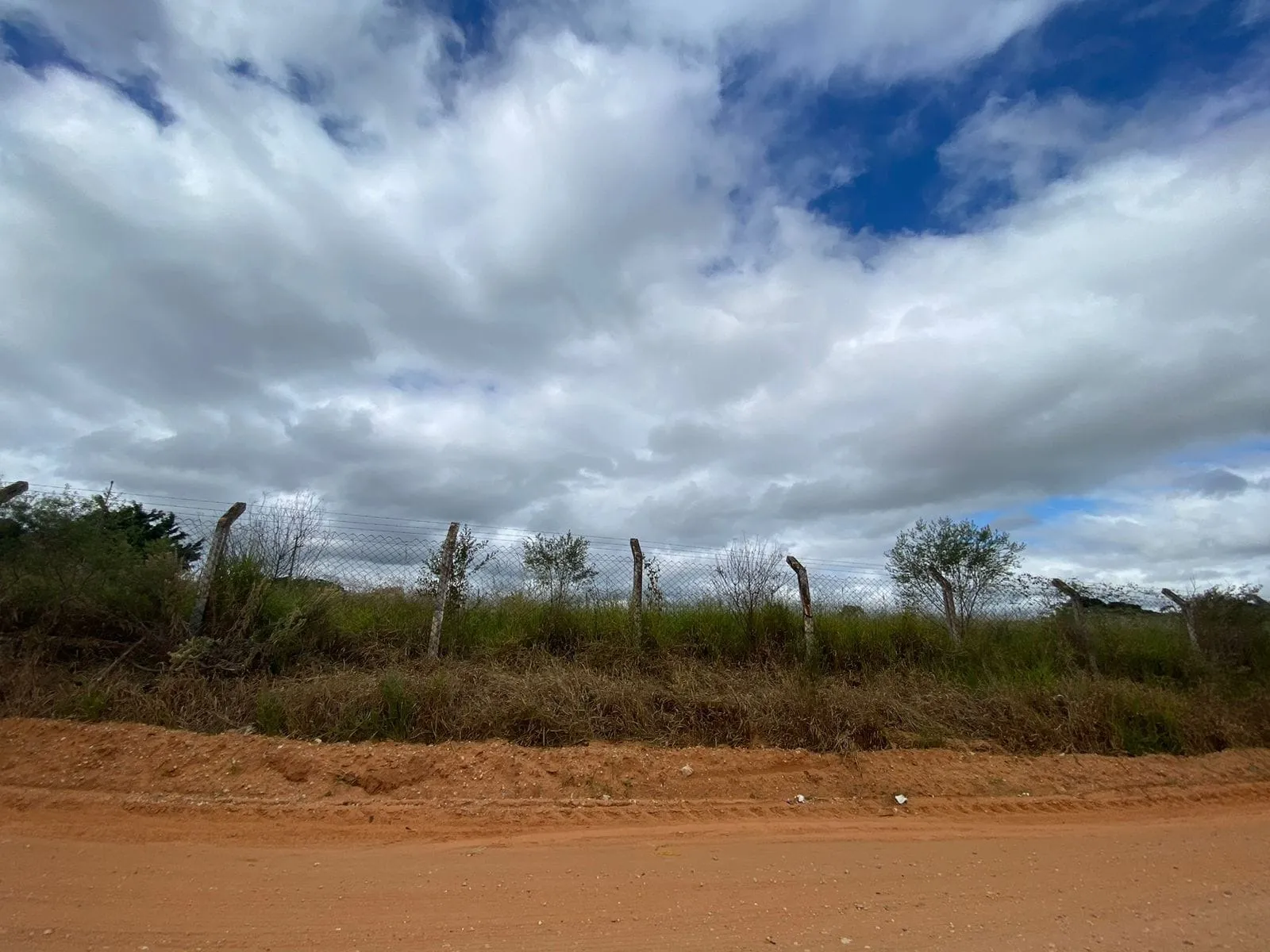 Imagem Terreno à venda na rua principal de Sarapuí