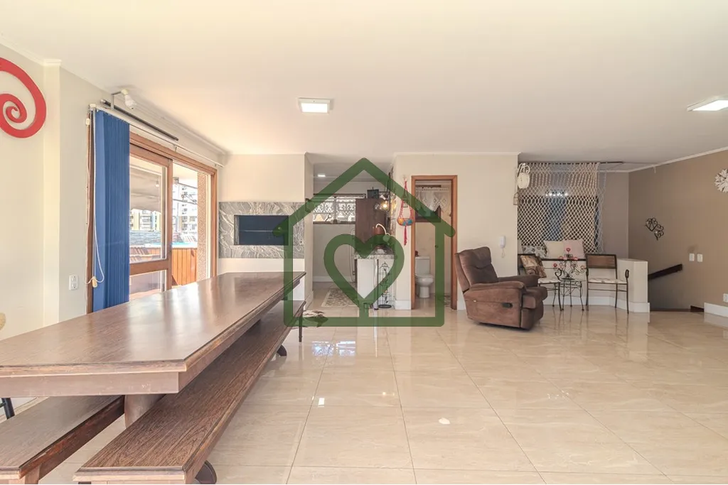 Imagem Cobertura duplex com 296 m² privativos, três dormitórios (sendo uma suíte) e três vagas de gara...