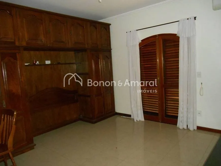 Imagem Casa com 230 m² e 5 quartos