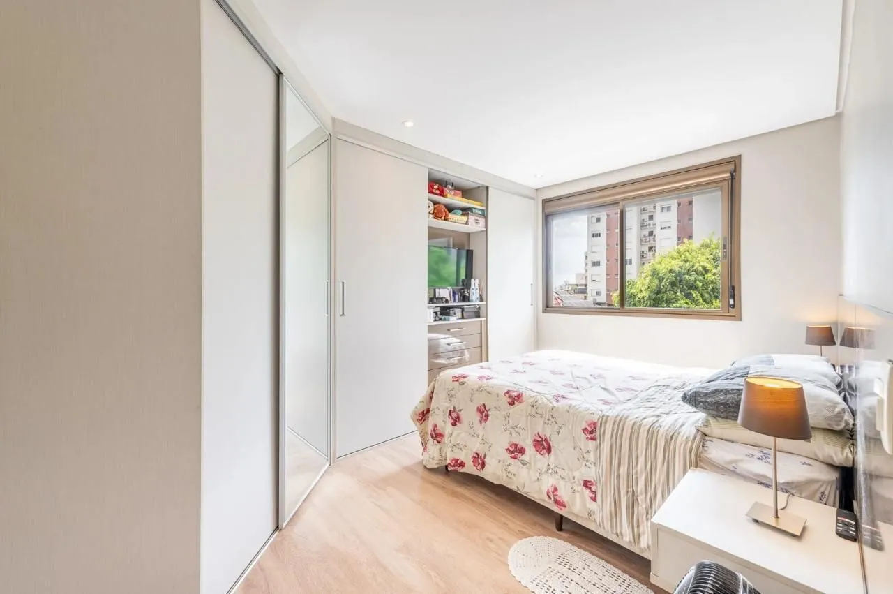 Imagem Apartamento de 2 dormitórios 1 suíte e 2 vagas no Petrópolis.
