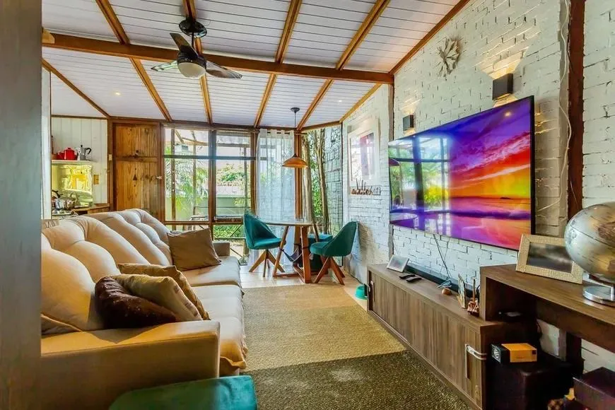Imagem Casa térrea com 3 dormitórios, amplo pátio e 2 vagas de garagem cobertas.
