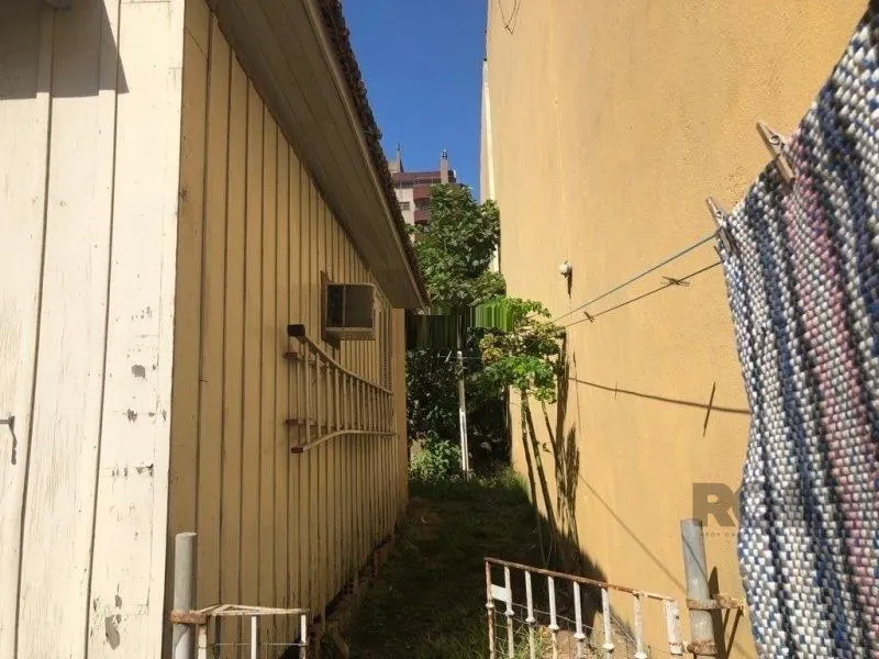 Imagem Terreno amplo com 8,80m²x63,50m² de área total, excelente localização no Bairro Petrópolis