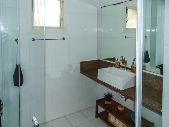 Imagem Pitangueiras - Uma quadra do mar - Totalmente reformado e decorado - Garagem no prédio - Serviço de praia.