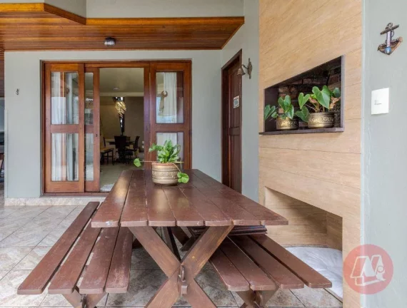 Imagem Casa de 208 m² com 4 quartos, 3 vagas e piscina.