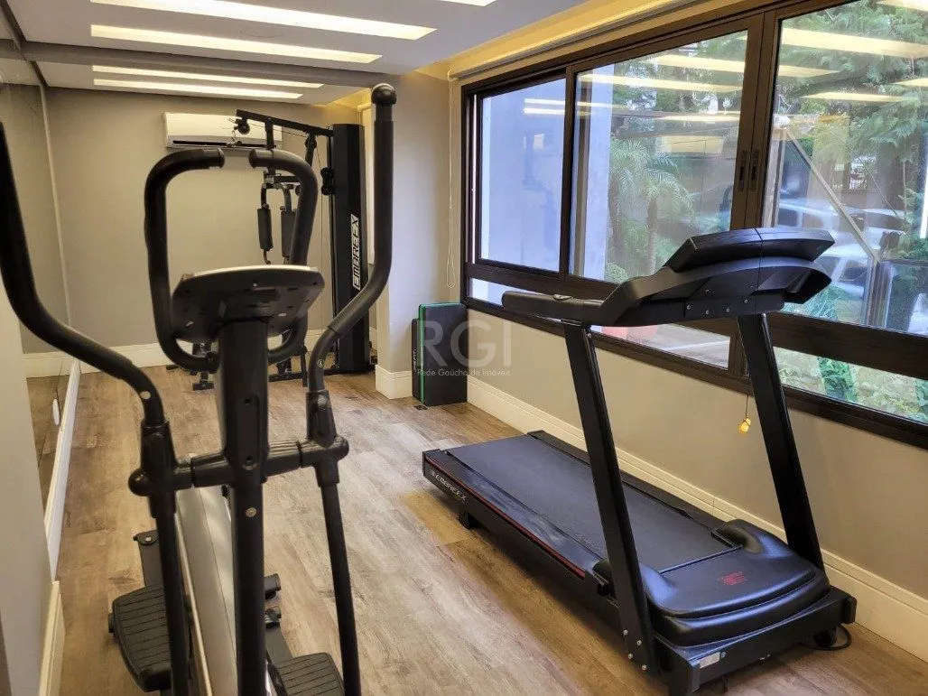 Imagem Excelente, amplo e ensolarado apartamento 3 dormitórios sendo 1 suíte, com living 2 ambientes, banheiro social, semimobiliado e com 2 vagas de garagem.