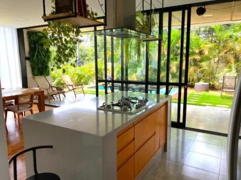 Imagem VENDA E LOCAÇÃO DE CASA NO CONDOMÍNIO REAL PARK, EM ARUJÁ/SP, 390m² com 3 suítes, piscina aquecida, 04 salas e garagem para 04 autos. CONSULTE-NOS