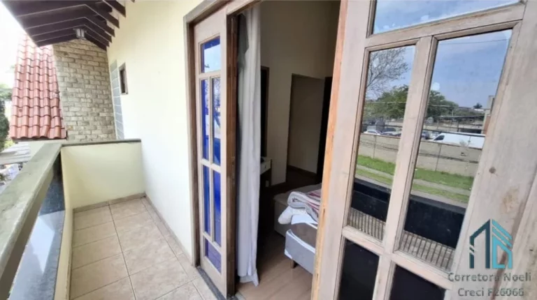 Imagem Sobrado 04 quartos c/ suíte de esquina três pavimentos, ótima localização região tranquila no Hauer, Curitiba. PR