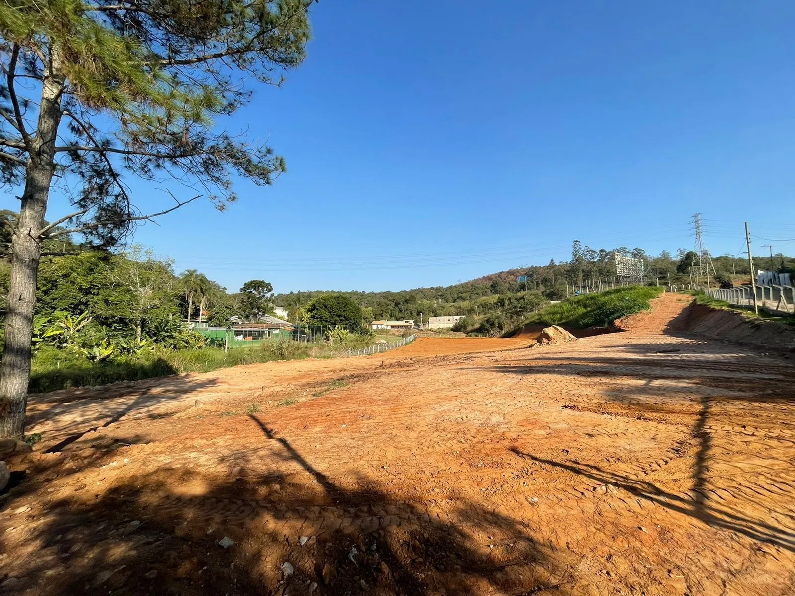 Imagem Área Empresarial e Industrial de Alto Potencial com Estacionamento para até 70 Vagas no Final de Obras