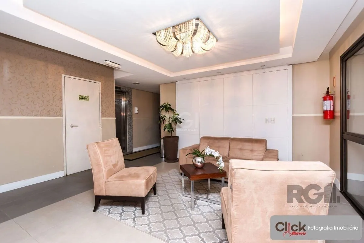Imagem Vende apartamento desocupado, andar alto, mobiliado, living de dois ambientes, no Passo da Areia - Porto Alegre