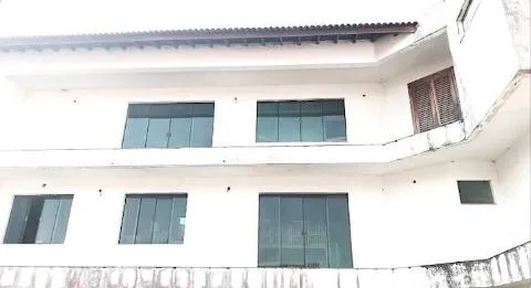 Imagem LOCAÇÃO DE CASA COMERCIAL NO CENTER VILLE, EM ARUJÁ/SP, 740m² com 2 salas, cozinha, piscina, jardim, quintal amplo e 4 vagas p/ autos. CONSULTE-NOS.