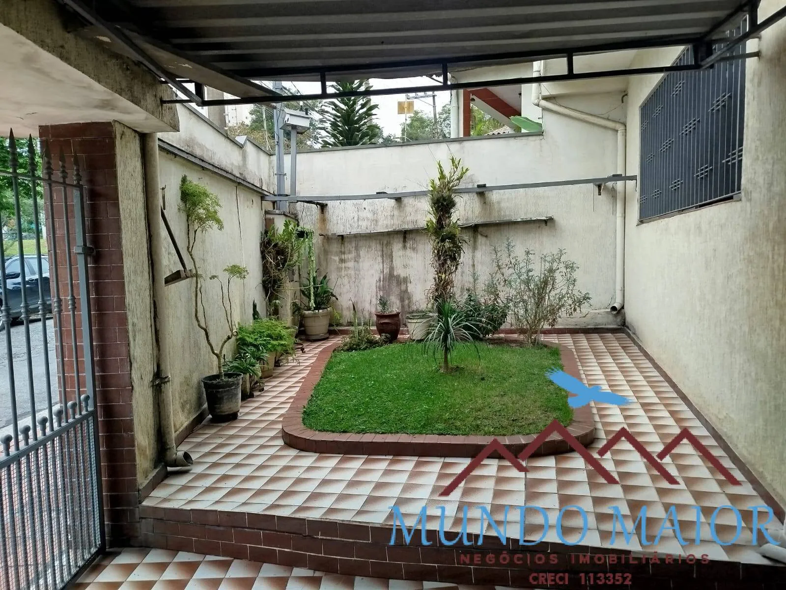 Imagem Oportunidade na Vila Gilda: Terreno Amplo com 2 Casas Térreas!