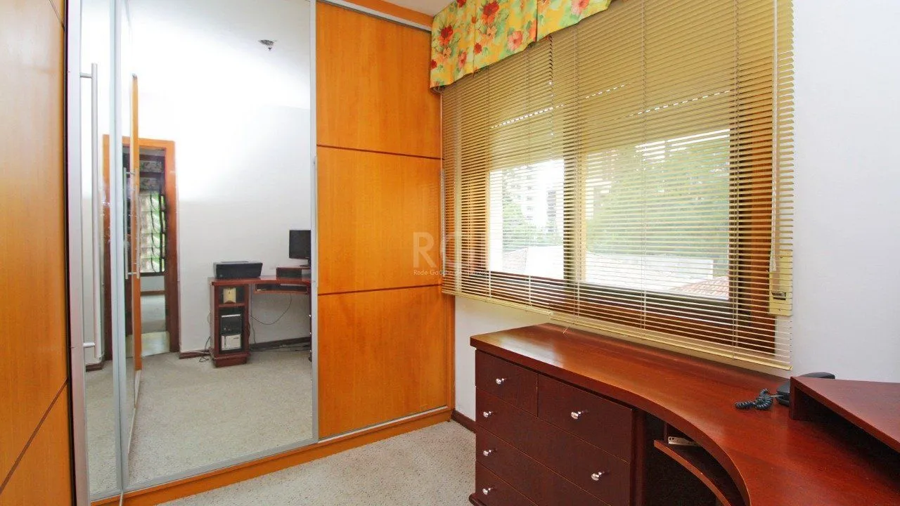 Imagem Apartamento de dois dormitórios e uma vaga de garagem na Rua Marcelo Gama, bairro Auxiliadora em Porto Alegre.