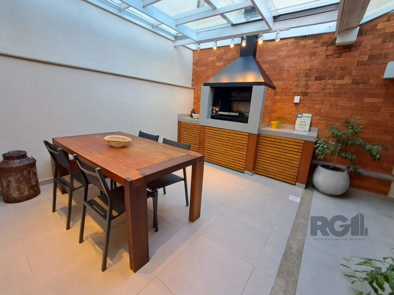 Imagem Casa em Condomínio com 03 quartos e 02 vagas no Bairro Nonoai