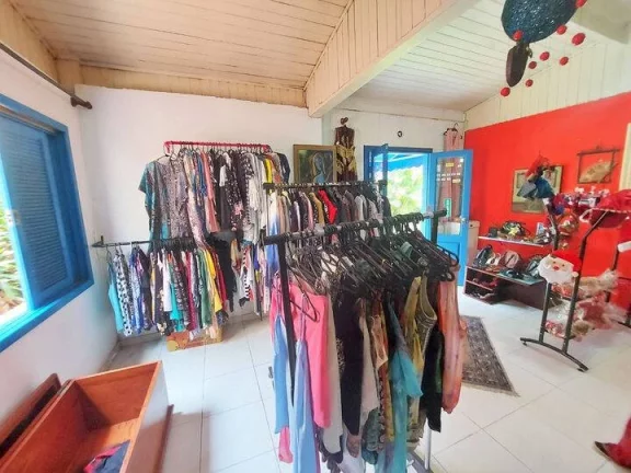 Imagem Casa comercial na Granja Viana. Localizada em via de acesso ao Km 23
